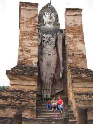 mom_phung_bpok_standing_budda.jpg